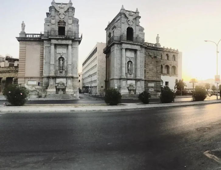 Цены на Parlamento Apartment - Esclusivo 120mq centro storico Palermo в Палермо
