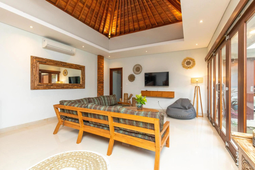 BRAND NEW Villa Kamboja Premium walk to Beach - enclosed living room with AC — комфортный отель в Кута