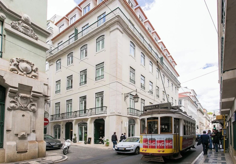 JOIVY Sunny 1-bed flat w/terrace&sea view in Baixa, 3mins to Arco da Rua Augusta — отель с удобным расположением в Лиссабоне