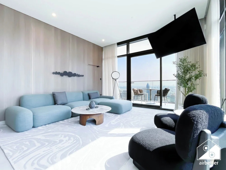 Luxurious 3BR Canal View Apartment Pool + Gym — отель с удобствами в Дубае