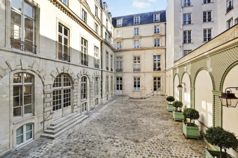 Classy Bourgeois Chic 2 Bedroom Apt in Le Marais — комфортный отель в Париже