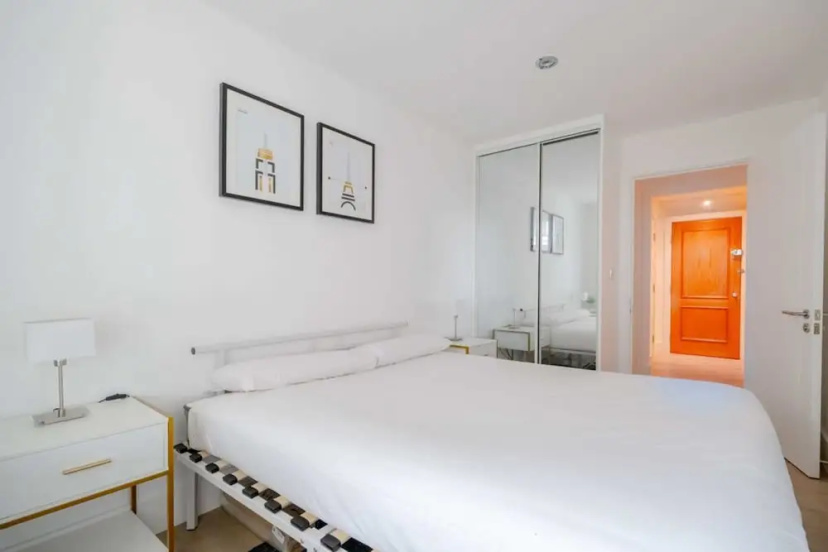 Central 2BD Flat w/ River View Balcony - Vauxhall! — отель с удобствами в Лондоне