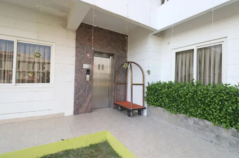 OYO 25049 Nilansh Theme Park, Villas & Farmhouse - Hotel in Λάκναου - Photo 1