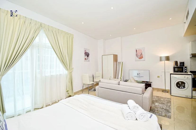 BRZ - Budget studio with balcony — забронировать отель в Дубае
