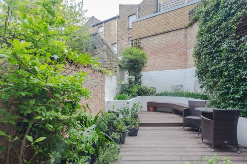 Stylish 3 Bedroom Home With Garden Near Kings Cross — отель с удобствами в Лондоне