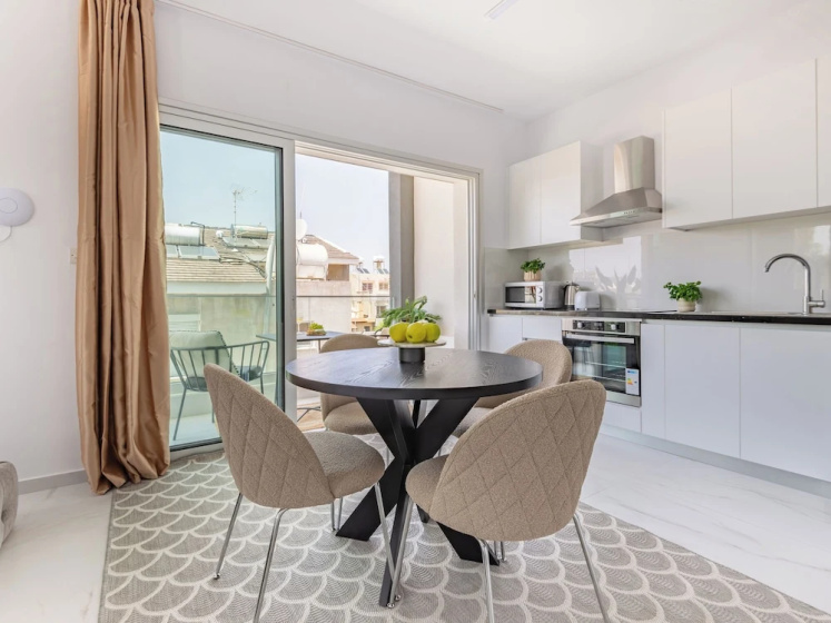 Sanders Cruise - Spacious Studio Apt With Balcony — комфортный отель в Лимассол