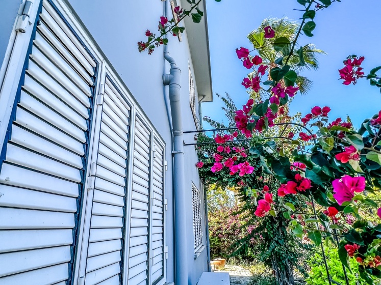 Fantastic Villa with Private Beach in Girne — отель с удобным расположением в Кирения