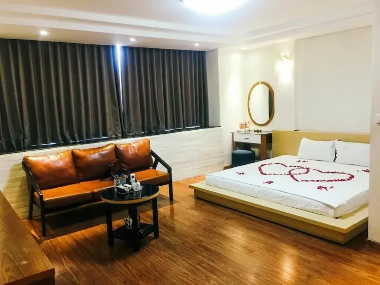 Hoang Gia Hotel 150 Nghi Tam HN-BayLux — забронировать отель в Ханое
