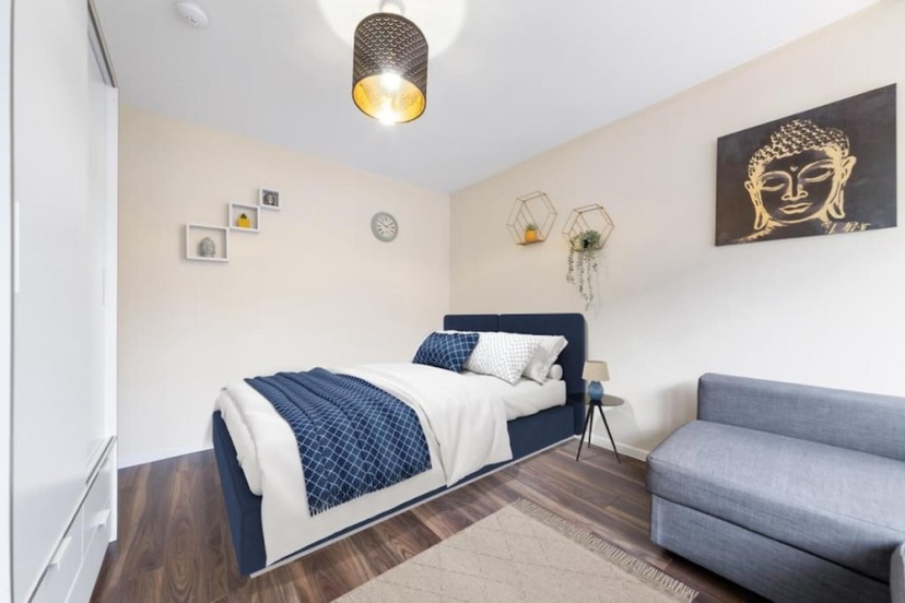 Spacious Double Bed With Sofa Bed In Isleworth TW7 — отель с удобствами в Лондоне