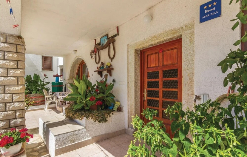 Stunning Home in Porec With Wifi and 2 Bedrooms - Hotel in Porec - Photo 1