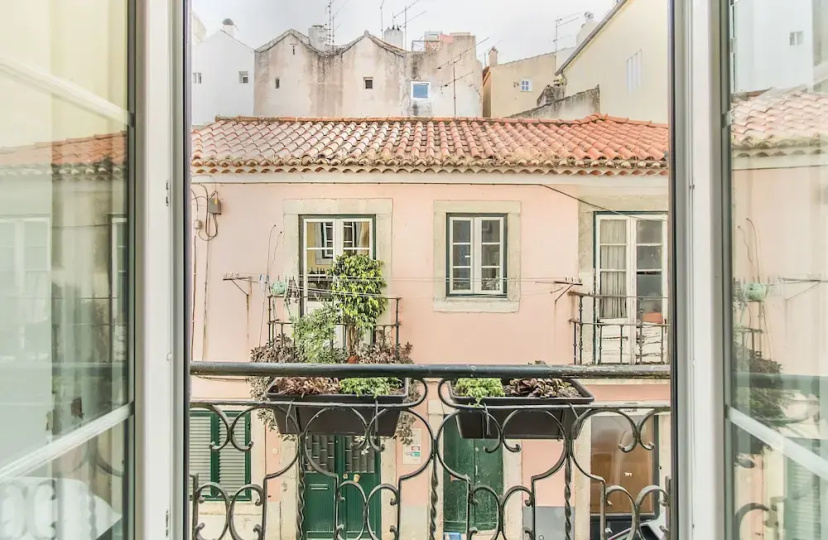 Unique and Stylish Flat in Historic Lisbon — забронировать отель в Лиссабоне