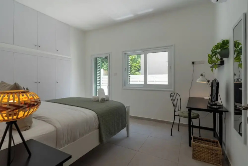 Arty Haven Spacious 3BR House in Larnaca — отель с удобствами в Ларнака