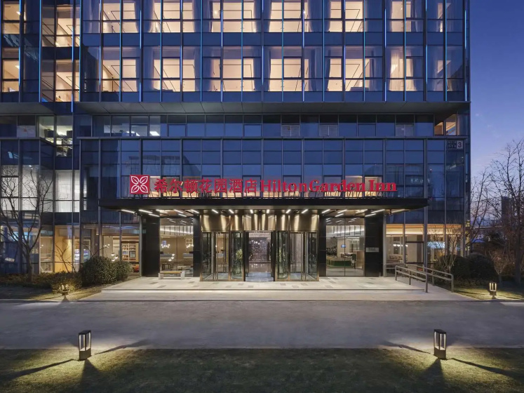 Hilton Garden Inn Beijing Haidian Daoxiang Lake — отель в удобной локации в Пекине
