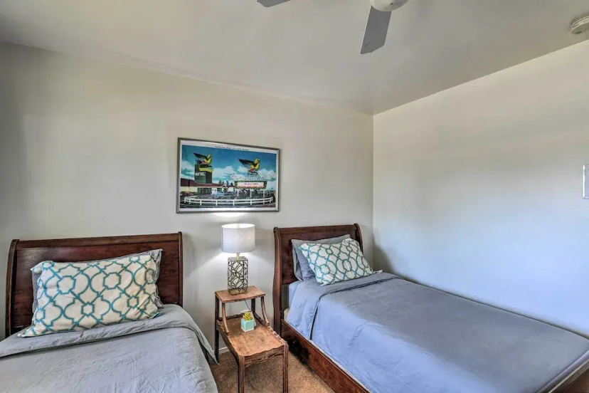 Vintage Las Vegas Oasis < 3 Mi to the Strip! — отель с удобствами в Лас Вегасе