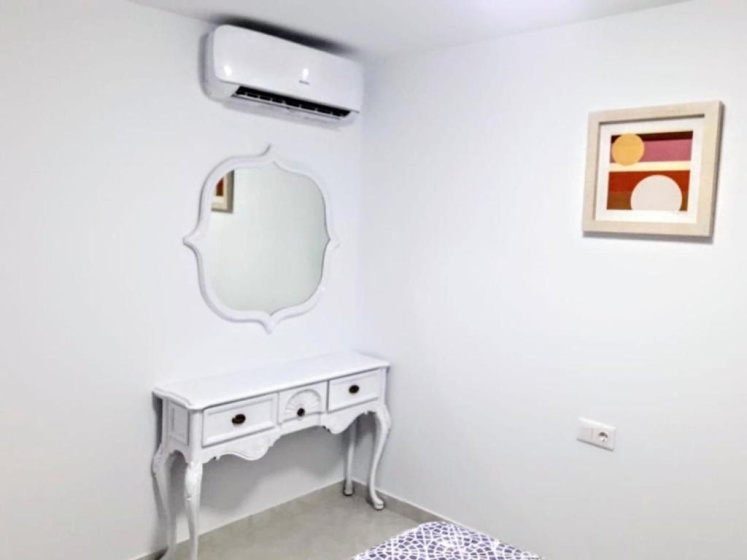 Stunning 2 Bedroom Apartment Fully Refurbished With Air-conditioning — забронировать отель в Аликанте