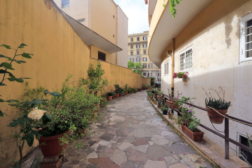 Lucky Domus St. John apartment — отель с удобным расположением в Риме
