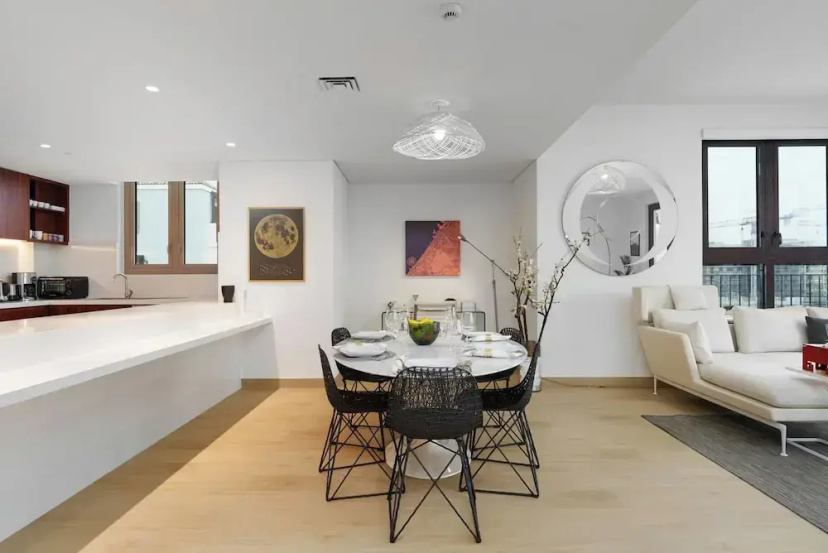 Maison Privee - Stunning Waterfront Apt w/ Open Sea Vws in La Mer — забронировать отель в Дубае