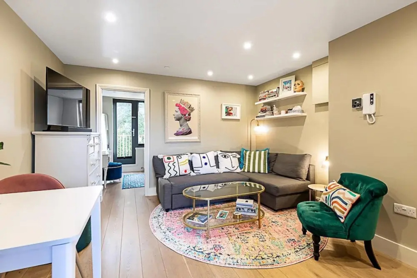 A Stylish Haven Near Portobello Road — забронировать отель в Лондоне