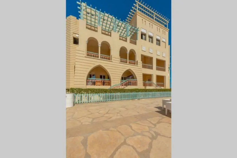 Цены на Marina Mosaique 1 BR Apartment with Pool view в эле