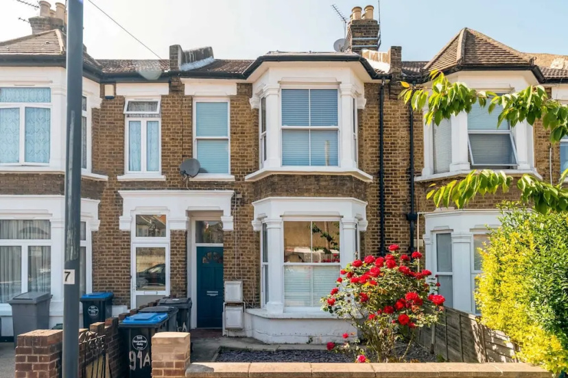 Chic and Cheerful Flat in Willesden Green — отель с удобствами в Лондоне
