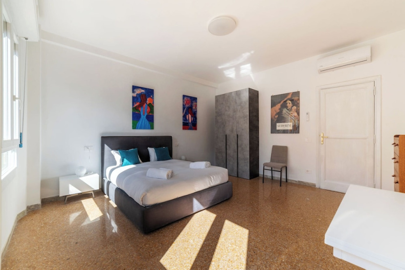 Spacious flat near to Central Rome — забронировать отель в Риме