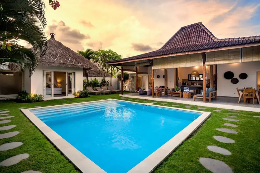 Villa Nakal by Alfred in Bali - Tropical Bliss 4BD Villa w Private Pool Oasis — отель с удобным расположением в Денпасар