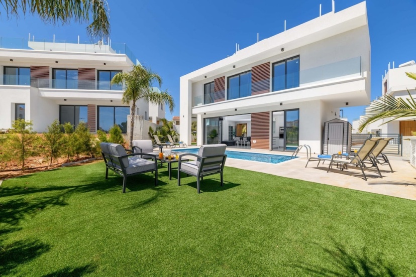 By The Beach - Royal Sapphire Villa — отель с удобным расположением в Протарас