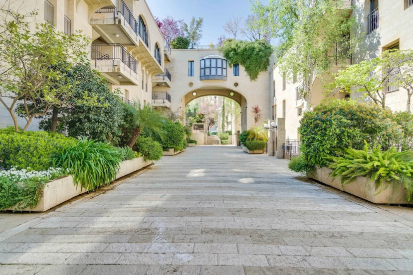 Mamilla Pool - David's Village - Jerusalem-Rent — отель с удобным расположением в Иерусалим