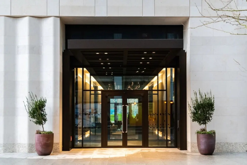 Fabulous One Bedroom Apartment in Exclusive Canary Wharf — комфортный отель в Лондоне