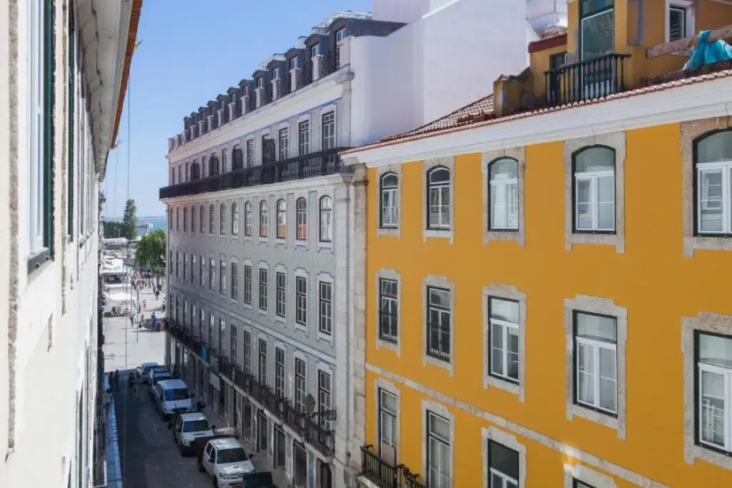 Цены на Alfama Baixa Spacious And Bright Apartment Blends the Historic and the Contemporary 2 Bedrs & 2 Bathrs AC 18th Century Building в Лиссабоне