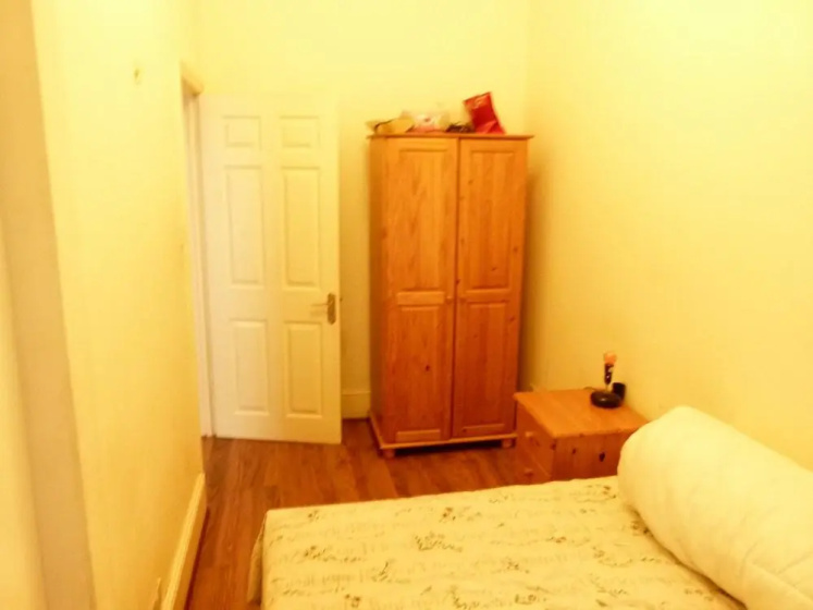 SS Property Hub - Family Apartment Barons Court — забронировать отель в Лондоне