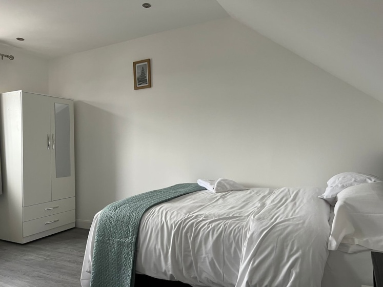Remarkable 1-bed Studio Apartment in Redbridge — забронировать отель в Лондоне