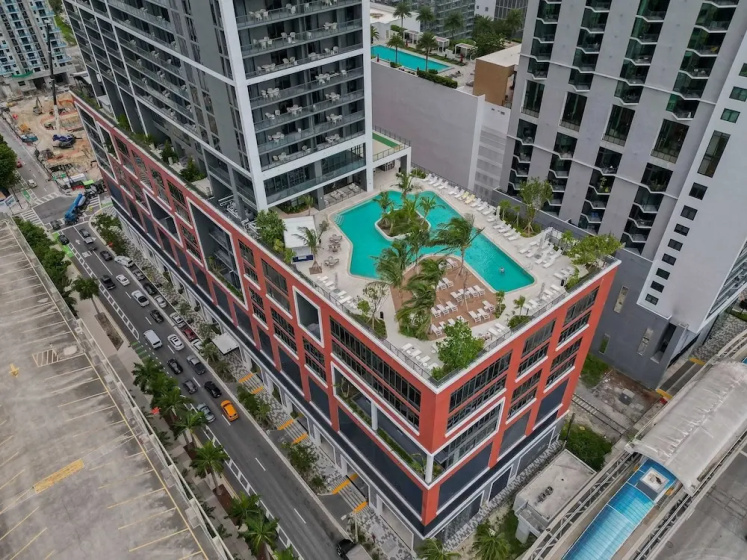 Rumrunner Downtown Pool Gym Full Service Tower — отель с удобным расположением в Майами