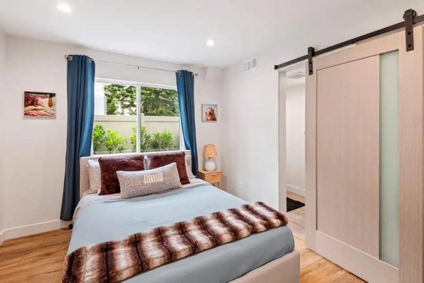 Stylish Sherman Oaks Townhouse W/ 3 Master Suites — отель с удобствами в Лос-Анджелесе
