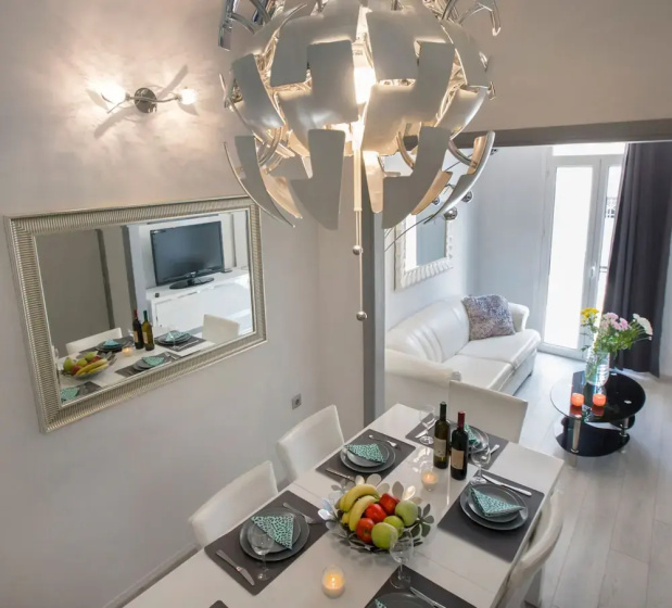 Lux 2BR Home On The Steps Of Acropolis — забронировать отель в Афины