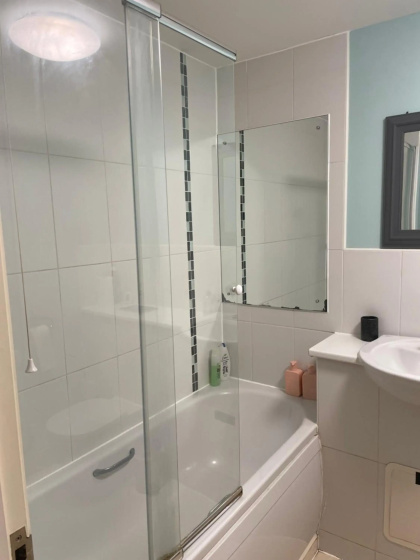 Spacious Apartment near Heathrow with Parking for 2 Cars — забронировать отель в Лондоне
