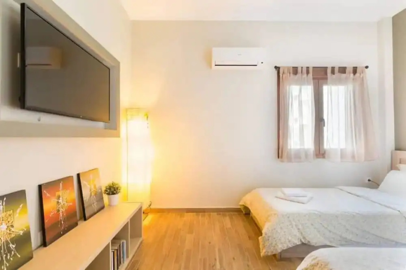 Cozy Apartment for 4 Persons at Thiseio Cozy Apartment for 4 Near Acropolis at Thissio — отель с удобным расположением в Афины