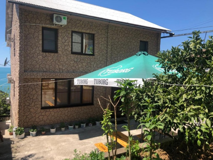 Guesthouse on Sovhoznaya 18 — отель с удобным расположением в Гагра