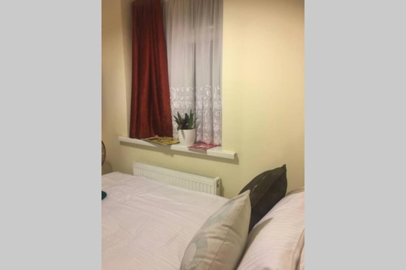 F3 Cosy Single Room (Sandycroft Guest House) — комфортный отель в Лондоне