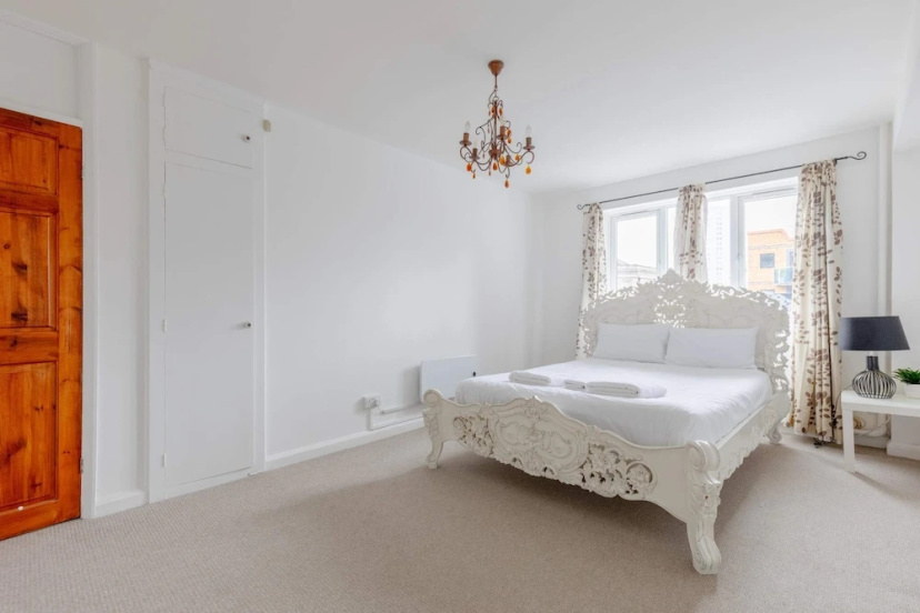 Well Located 2BD Flat 20 Mins to Tower Bridge! — комфортный отель в Лондоне