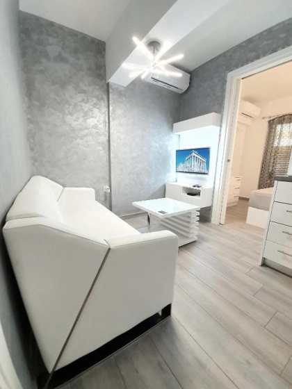 Lux apartment 13 with yard in the heart of Athens — отель с удобным расположением в Афины