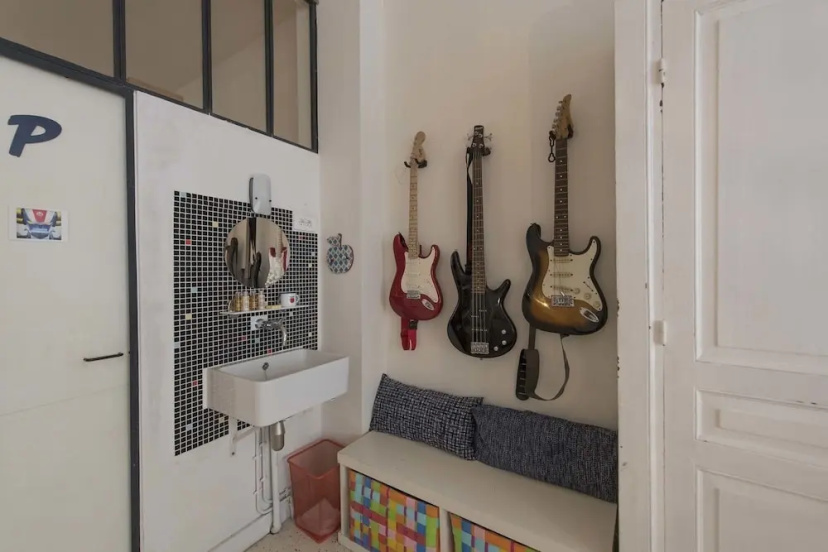 Loft Style Apartment With A Workshop Studio — отель с удобствами в Париже