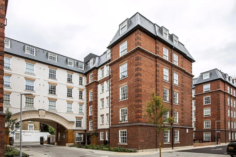 Modern and Stylish Apartment in West Kensington — забронировать отель в Лондоне