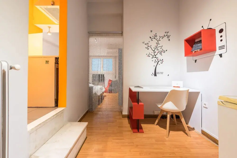 Cozy Athenian Apartment by Cloudkeys — забронировать отель в Афины