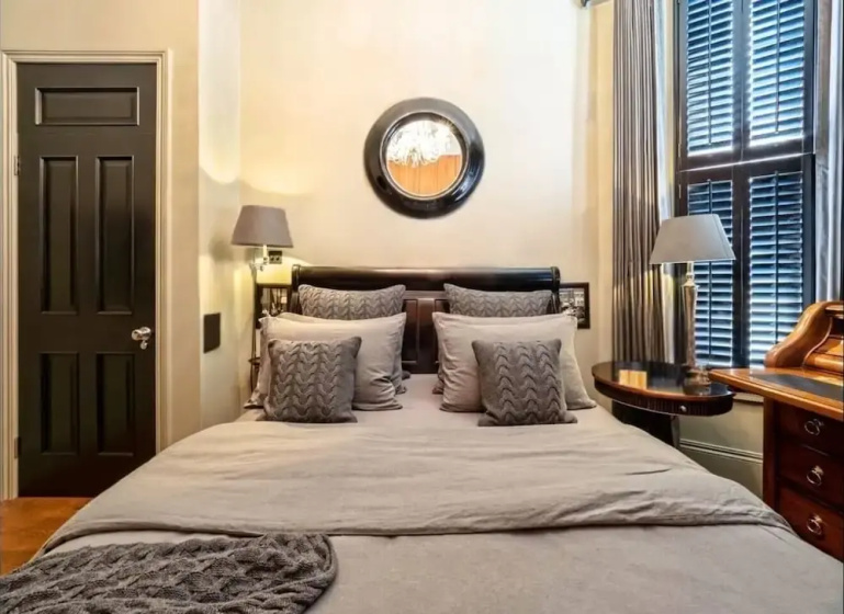 Holland Park Classic High Ceilings Luxury 2 Bed — забронировать отель в Лондоне
