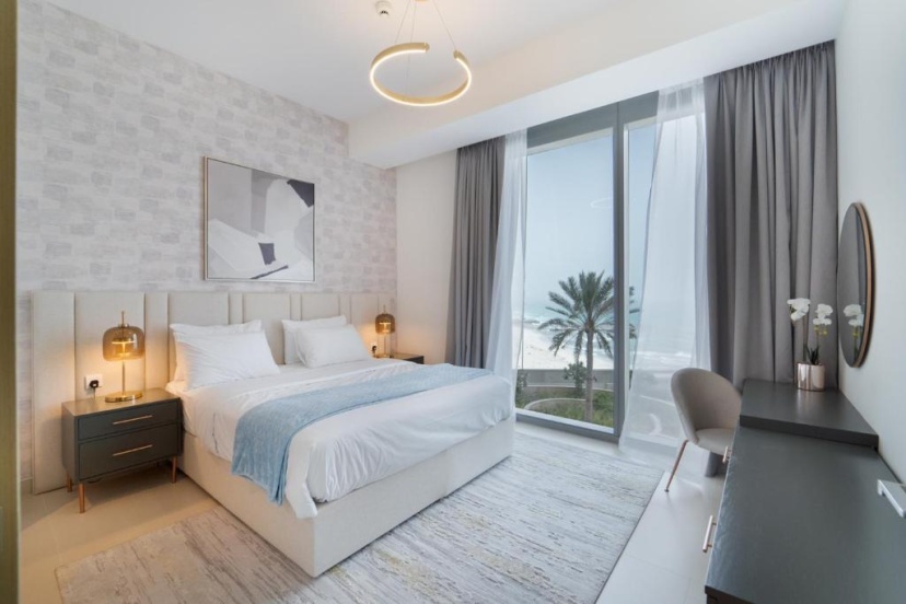 Luxurious Apartments Dubai Marina Views - Pool & Gym by Sojo Stays — комфортный отель в Дубае