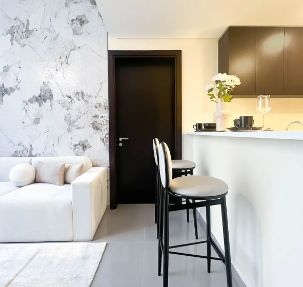 Luxury 2BR in Merano Tower Stunning City Views — отель с удобным расположением в Дубае