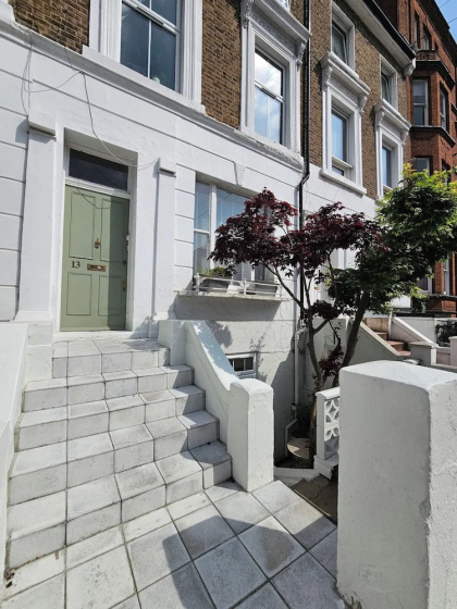 Spacious & Renovated 1-bed Garden Flat in London — забронировать отель в Лондоне