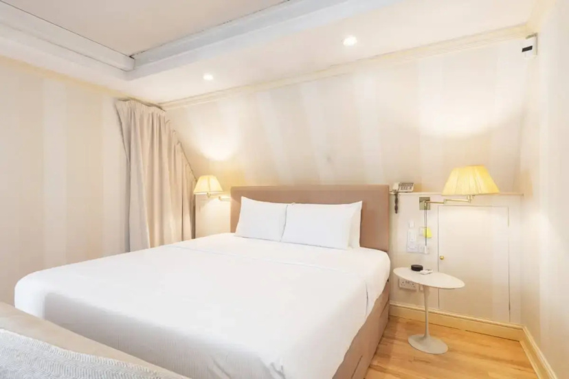 The Heart of Chelsea - Modern & Bright 3BDR Home with Gym, Parking & Patio — отель с удобствами в Лондоне
