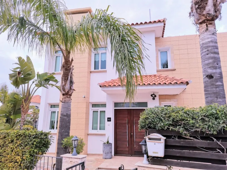 Artemis Villa in Protaras 100m From the Sea — отель с удобствами в Протарас